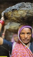 Mulheres retiram fezes das fossas na Índia